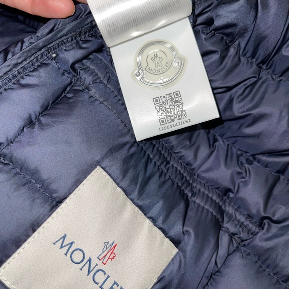 Navy Moncler jacket in perfect condition light weight and super comfortable - Picture 7 of 8